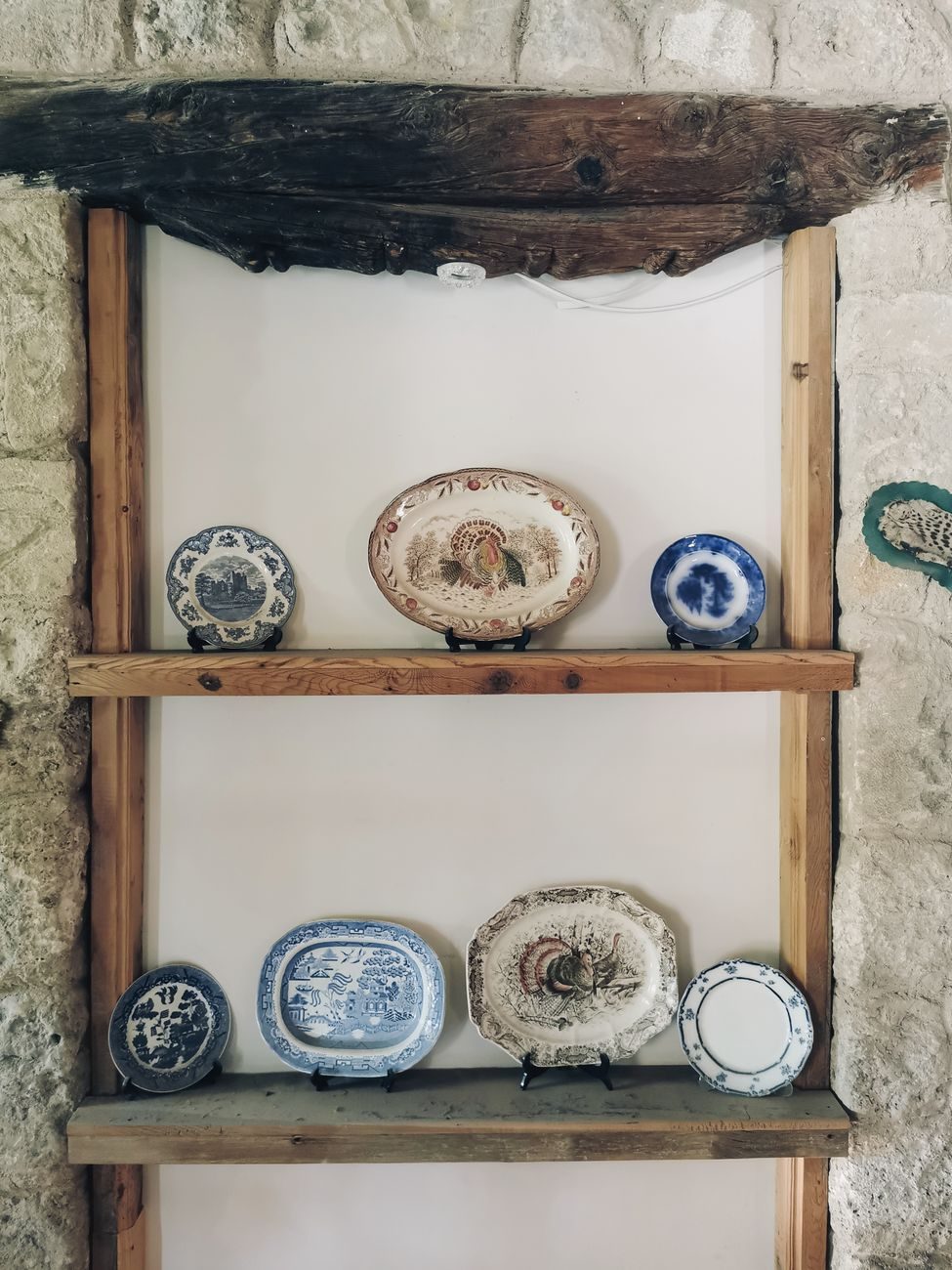 Hang Plates Along a Ledge